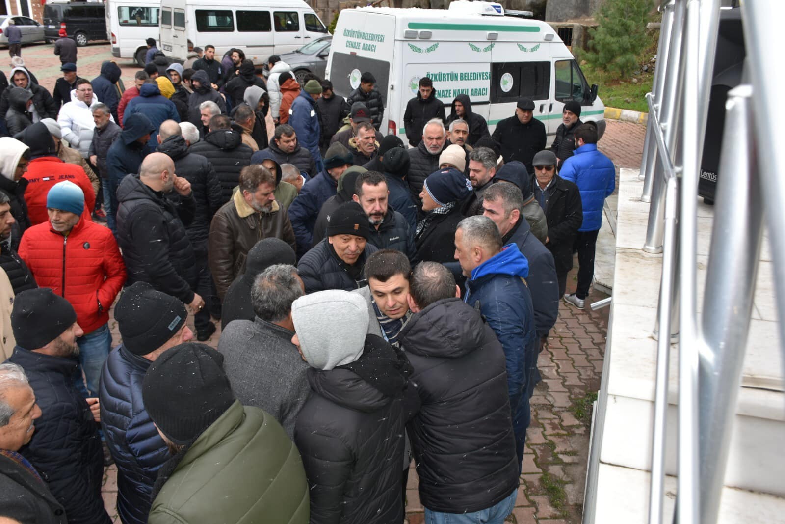 Zorlu son yolculuğuna uğurlandı 2