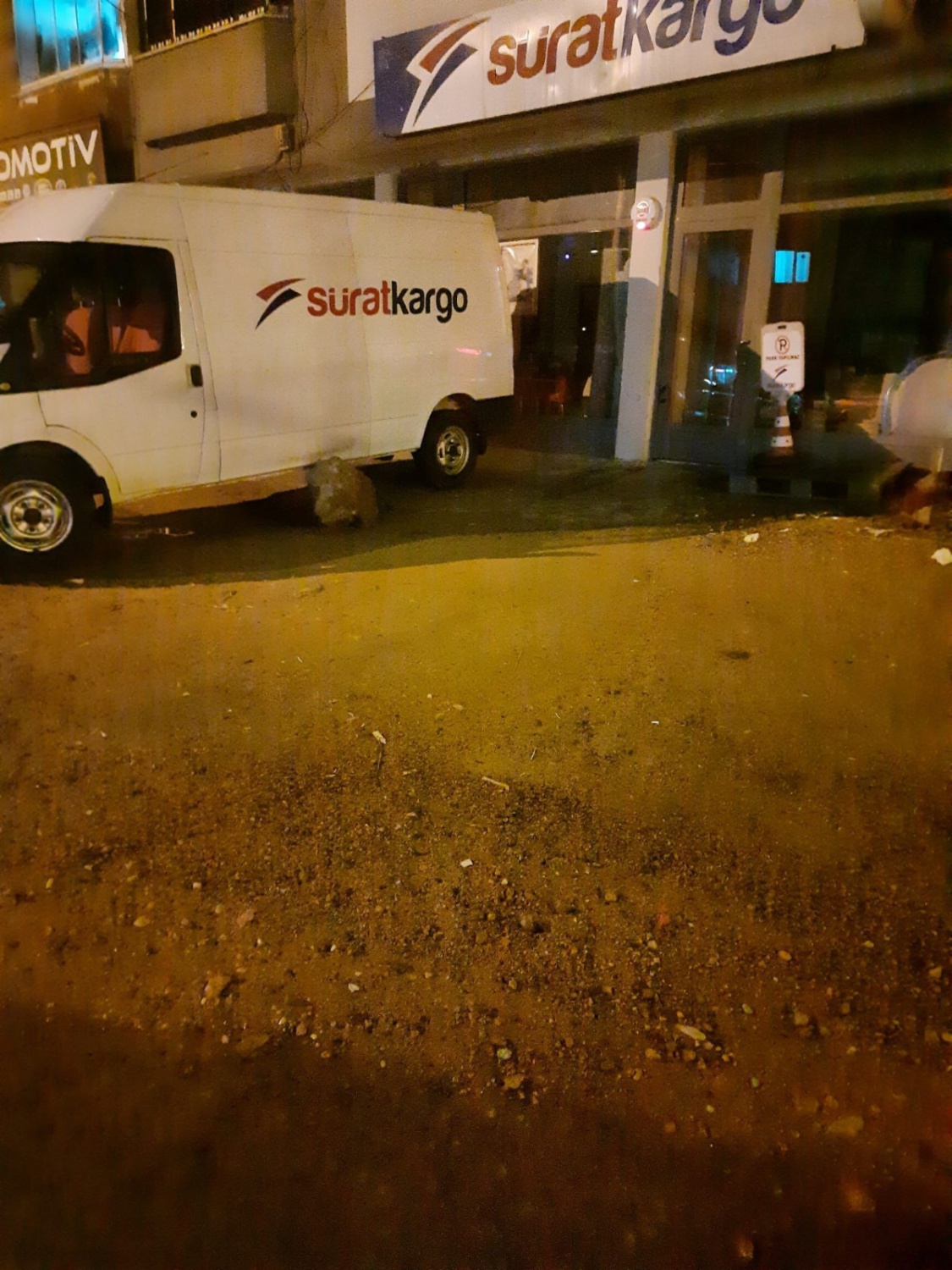 Dağdan kopan kaya parçası minibüse çarptı 1