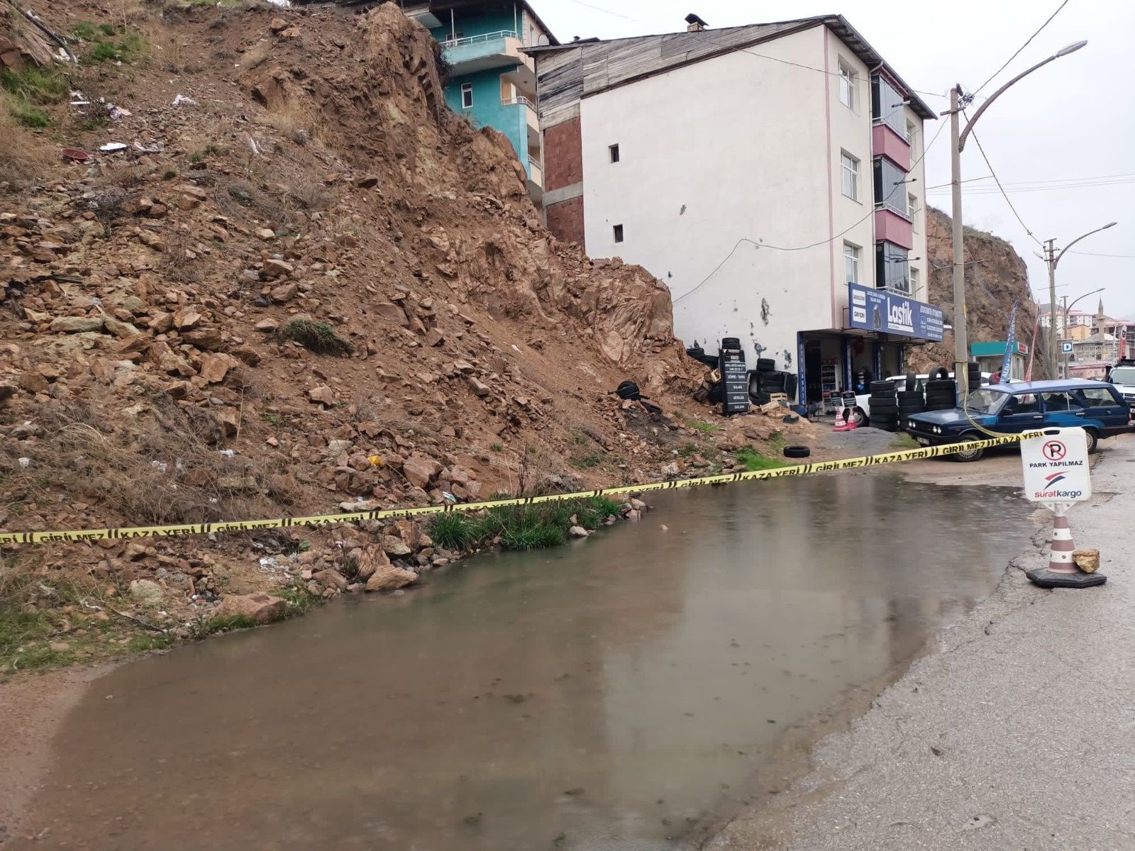 Dağdan kopan kaya parçası minibüse çarptı 6