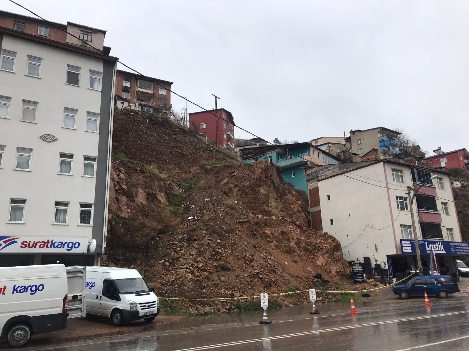 Dağdan kopan kaya parçası minibüse çarptı 10