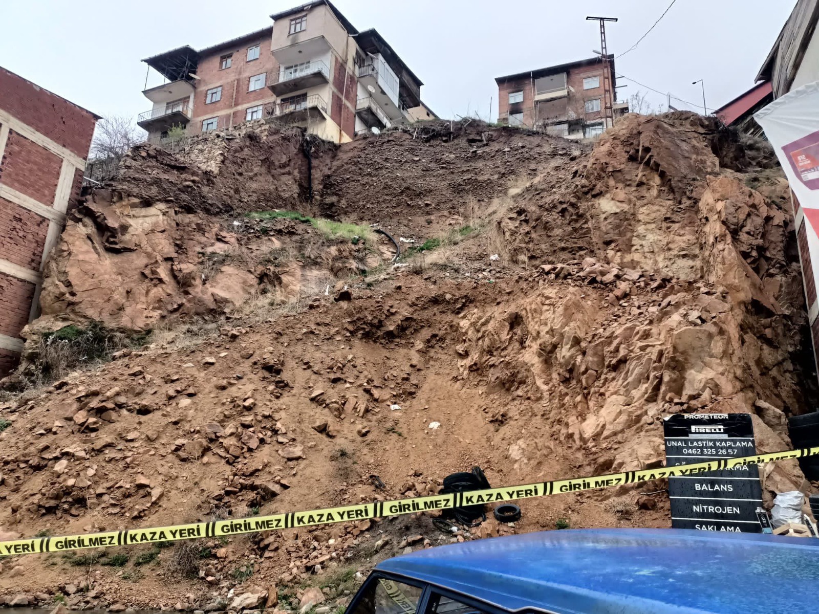 Dağdan kopan kaya parçası minibüse çarptı 5