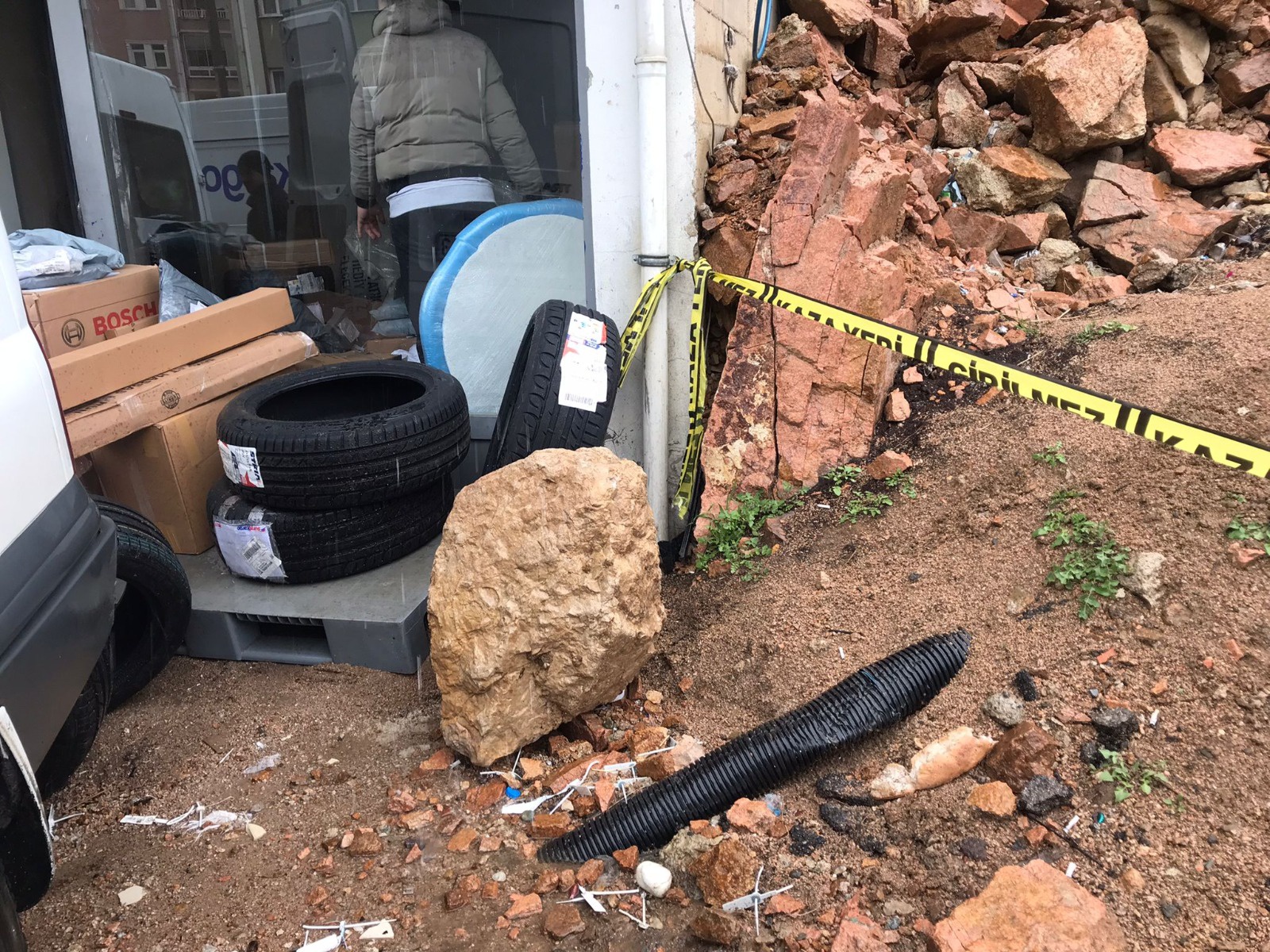 Dağdan kopan kaya parçası minibüse çarptı 11