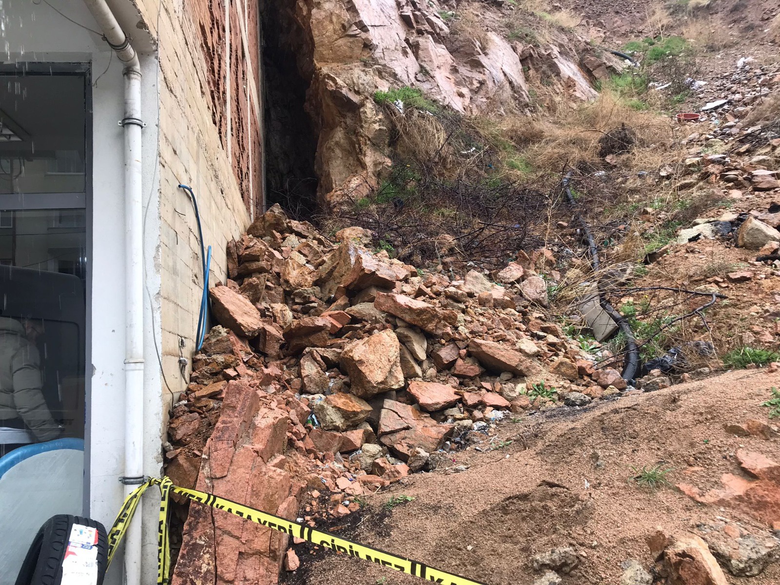 Dağdan kopan kaya parçası minibüse çarptı 7