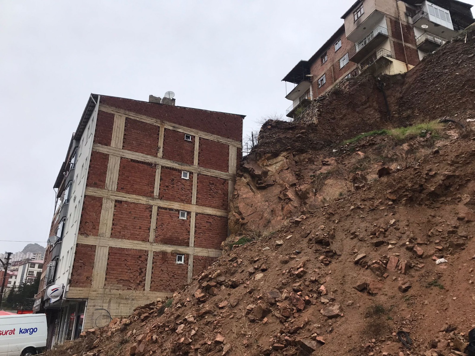 Dağdan kopan kaya parçası minibüse çarptı 4