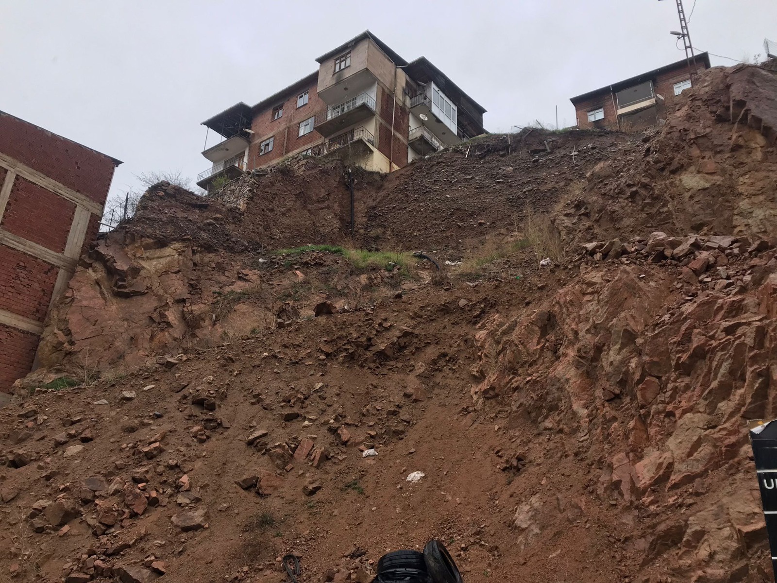 Dağdan kopan kaya parçası minibüse çarptı 9