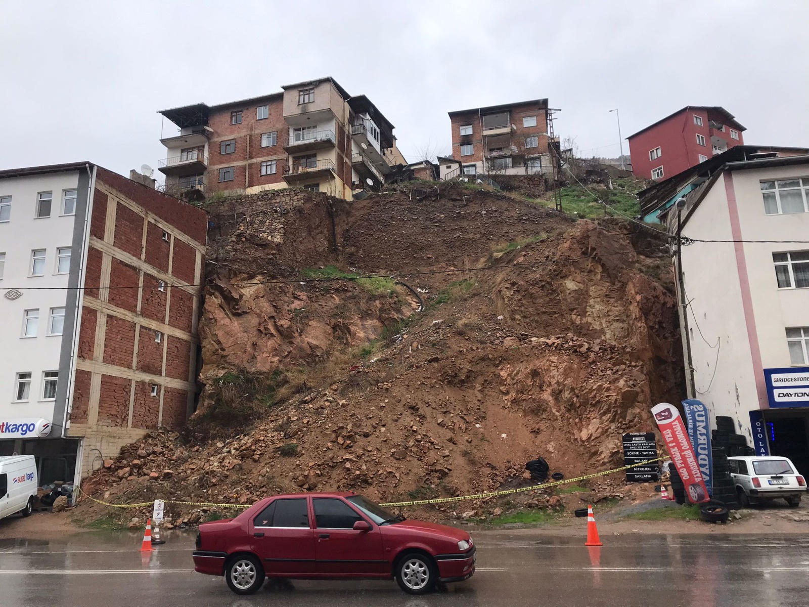 Dağdan kopan kaya parçası minibüse çarptı 3