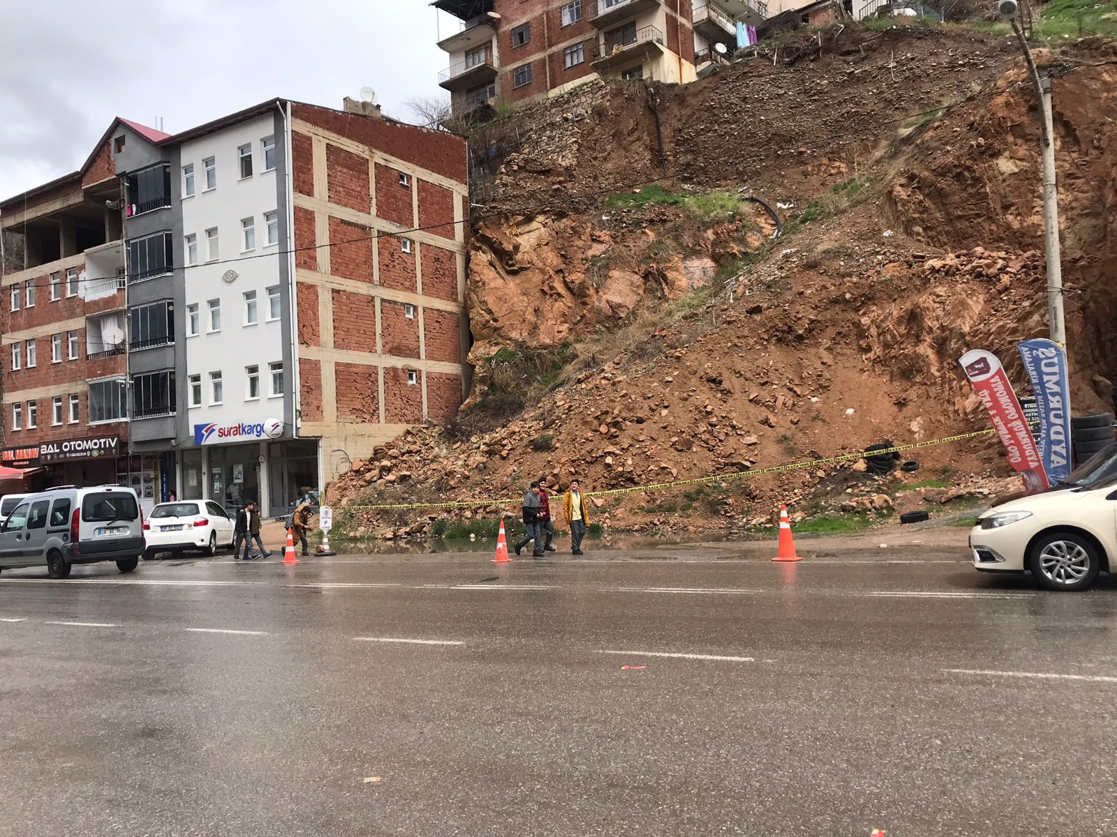 Dağdan kopan kaya parçası minibüse çarptı 8