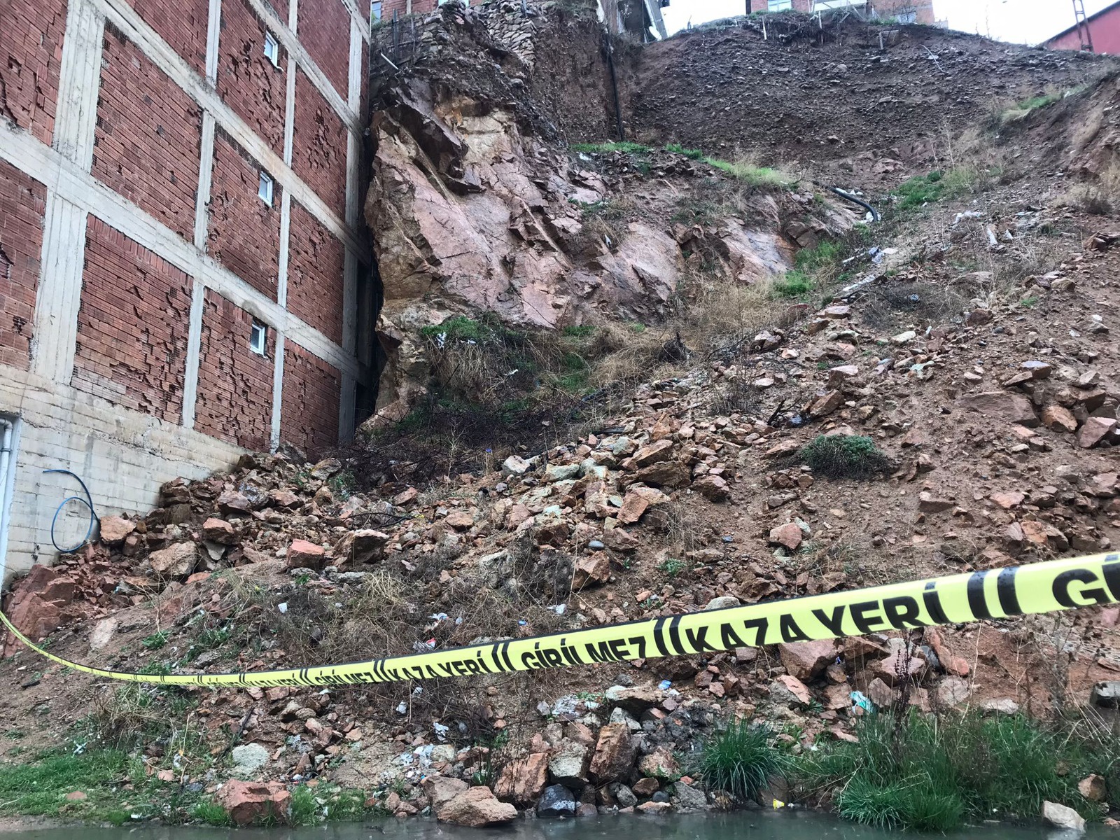 Dağdan kopan kaya parçası minibüse çarptı 2