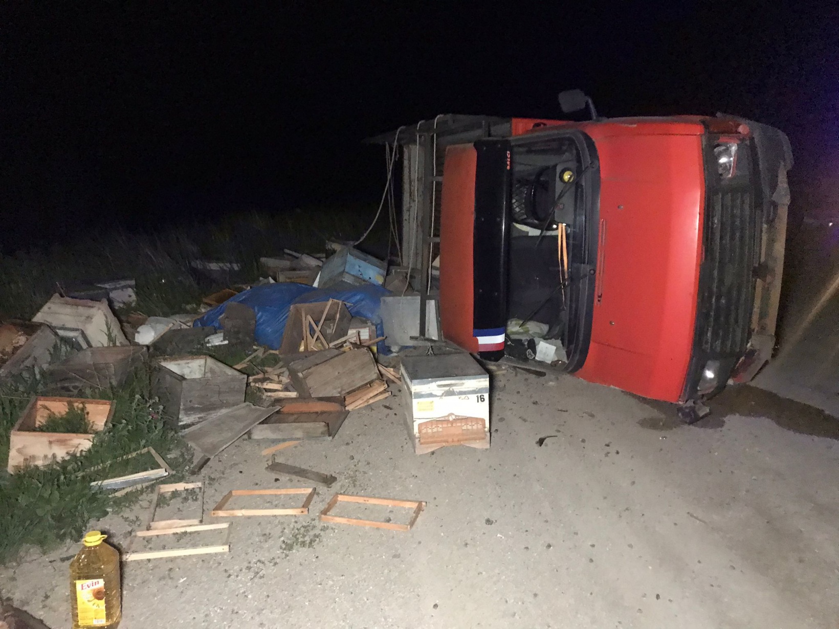 Arı yüklü pikap yan yattı, 60 arı telef oldu 3