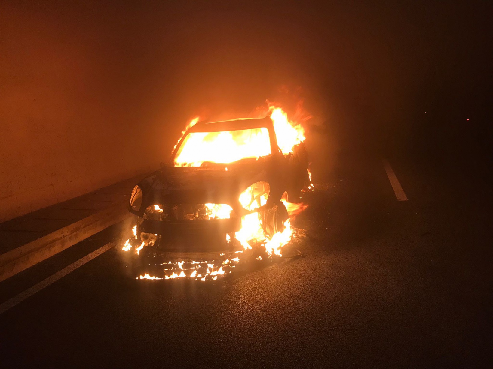 Otomobil yeni Zigana tünelinde alev alev yandı 1