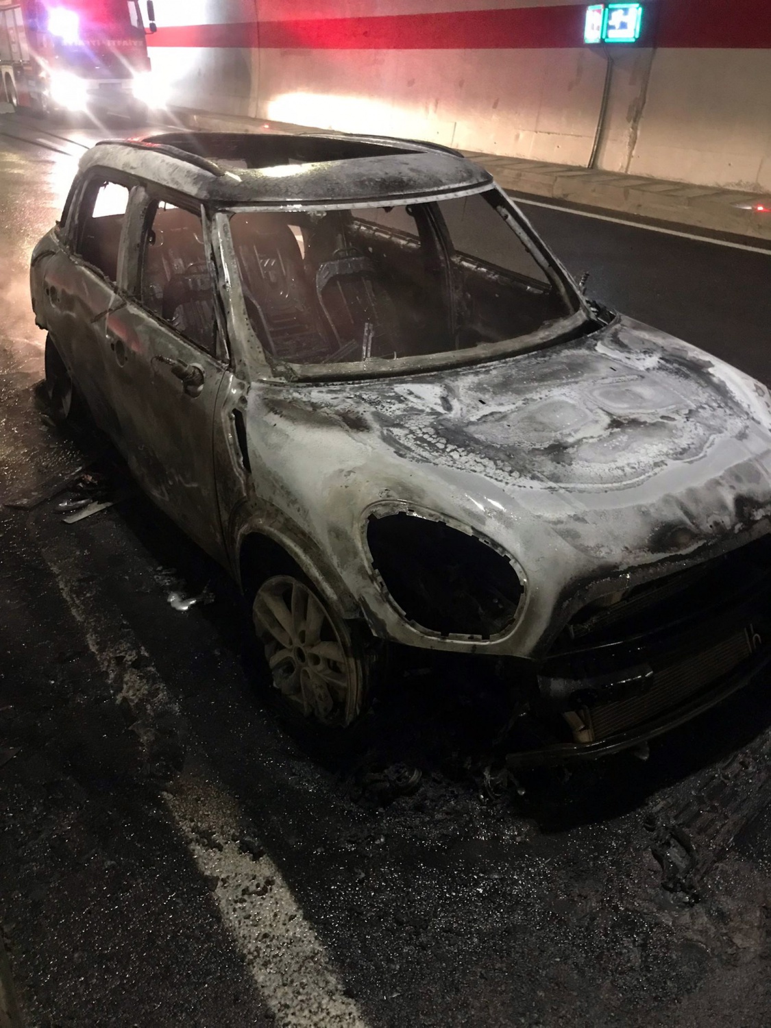 Otomobil yeni Zigana tünelinde alev alev yandı 5