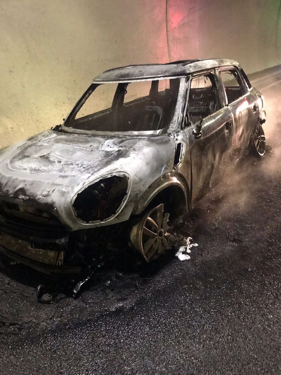 Otomobil yeni Zigana tünelinde alev alev yandı 4