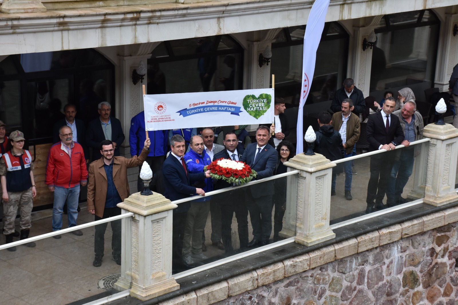 Çevre Haftası’nda depremden etkilenen vatandaşlar anısına Harşit Çayı’na çelenk bırakıldı 3