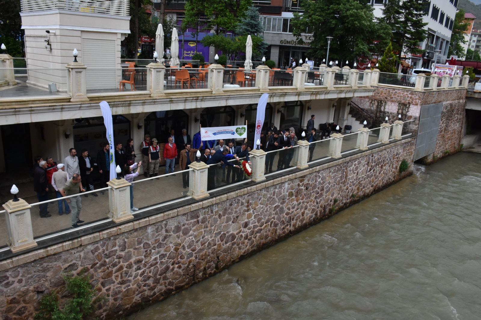 Çevre Haftası’nda depremden etkilenen vatandaşlar anısına Harşit Çayı’na çelenk bırakıldı 5