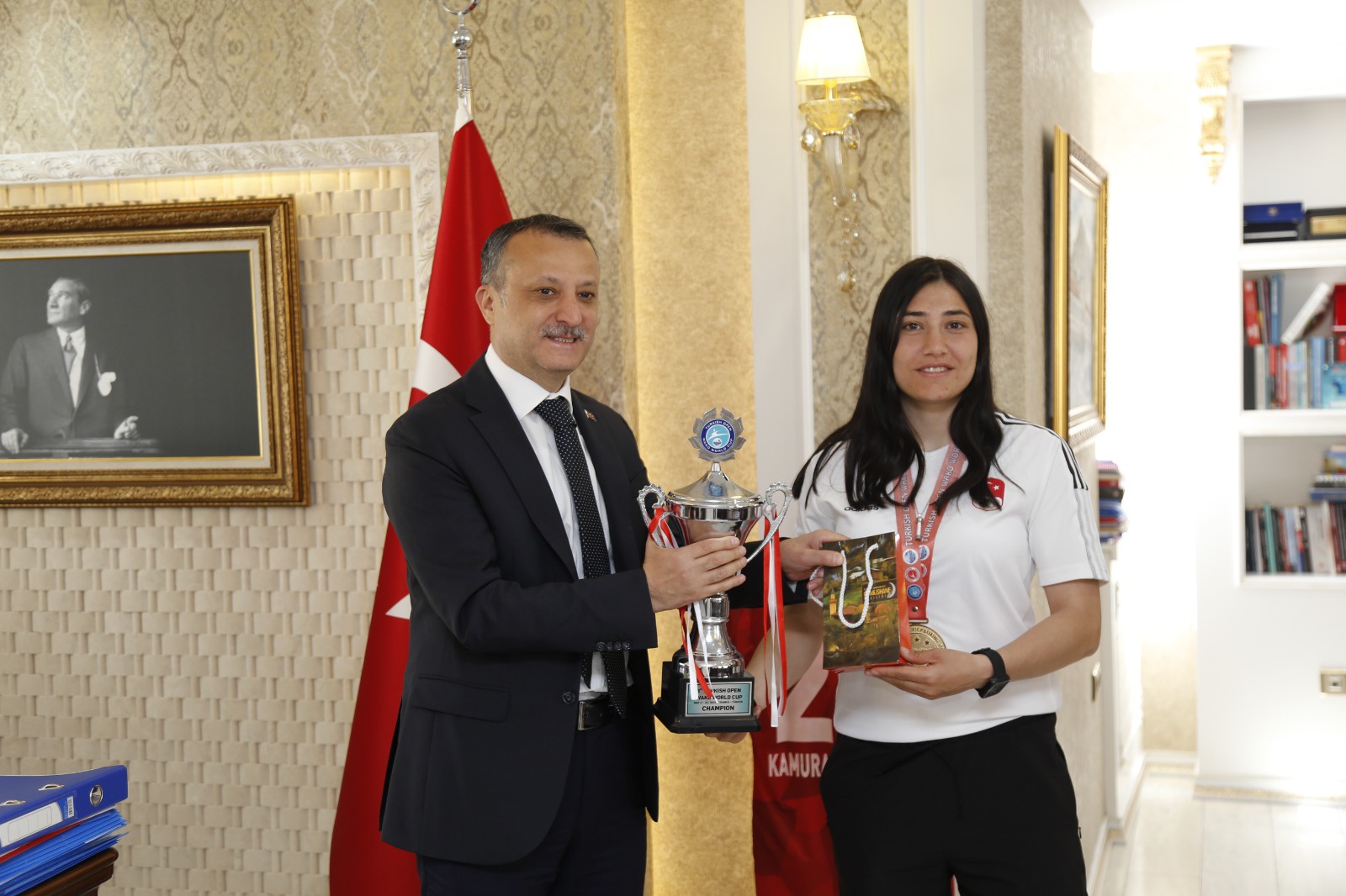 Vali Taşbilek, Dünya Kupası sahibi Feyzanur’u makamında ağırladı 1