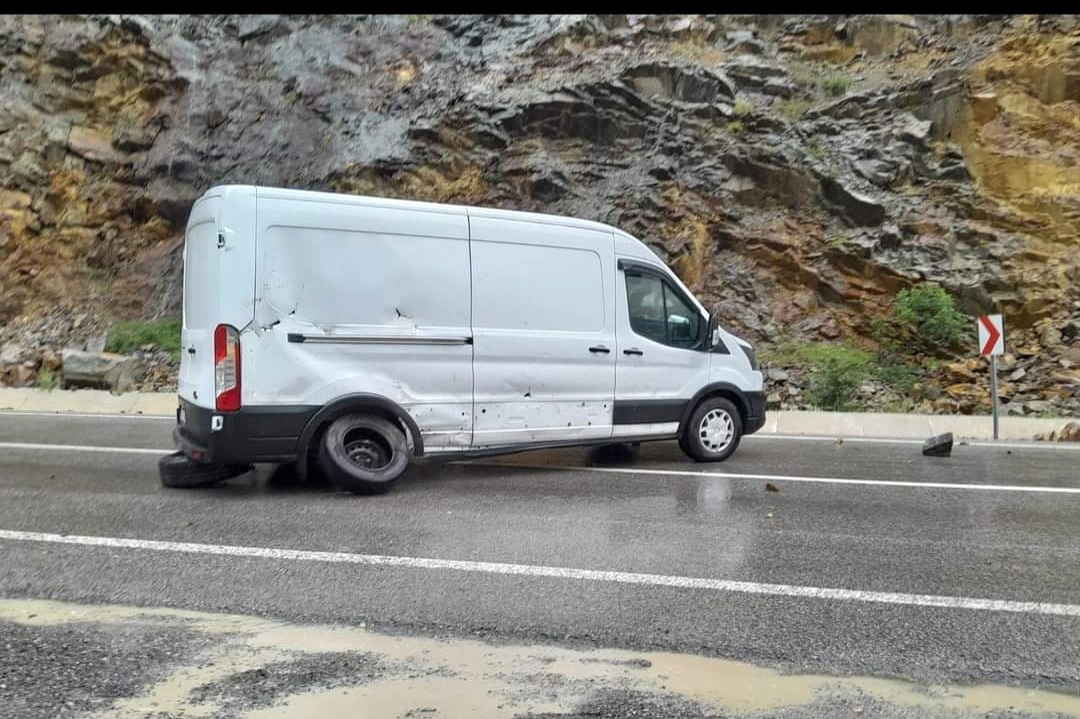 Ekmek yüklü minibüse dağdan kopan kayalar çarptı 2