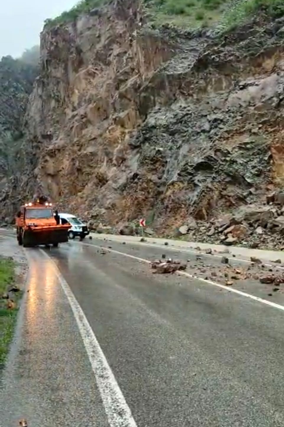 Ekmek yüklü minibüse dağdan kopan kayalar çarptı 13