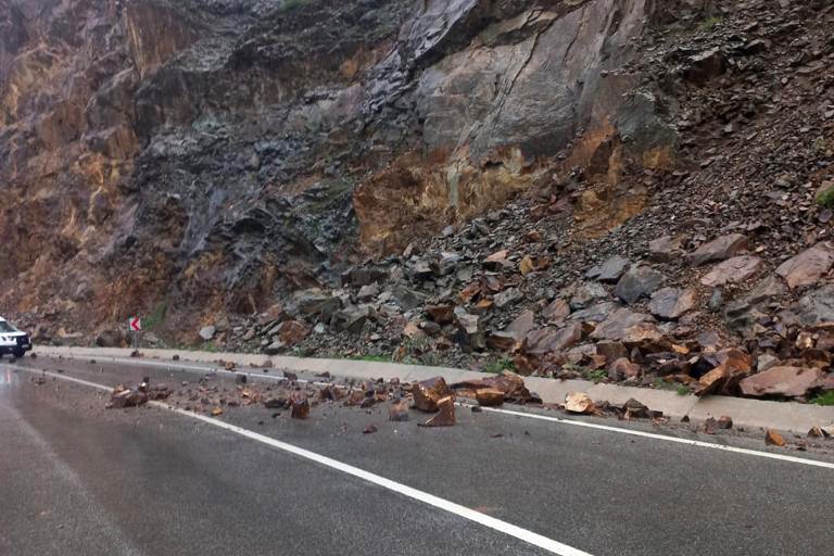 Ekmek yüklü minibüse dağdan kopan kayalar çarptı 4