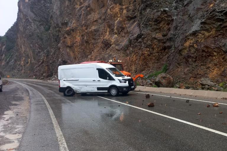 Ekmek yüklü minibüse dağdan kopan kayalar çarptı 11