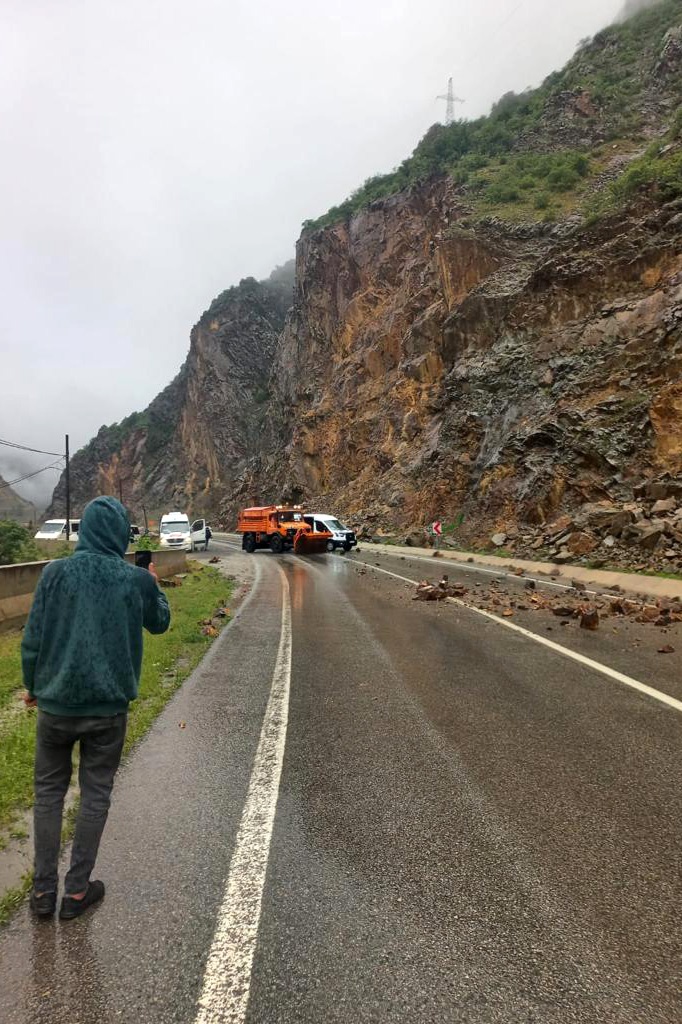 Ekmek yüklü minibüse dağdan kopan kayalar çarptı 5