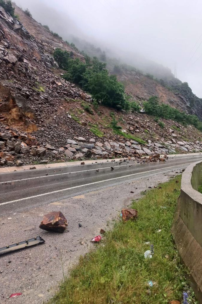 Ekmek yüklü minibüse dağdan kopan kayalar çarptı 7