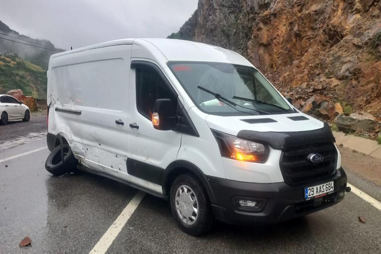 Ekmek yüklü minibüse dağdan kopan kayalar çarptı 1