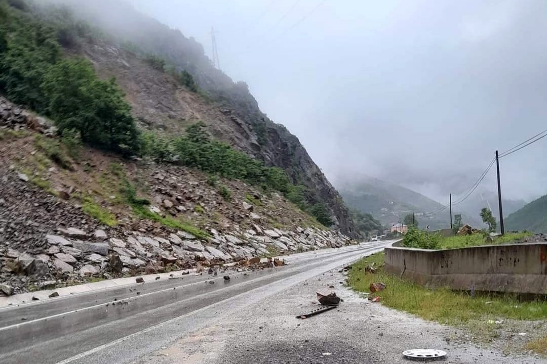Ekmek yüklü minibüse dağdan kopan kayalar çarptı 14