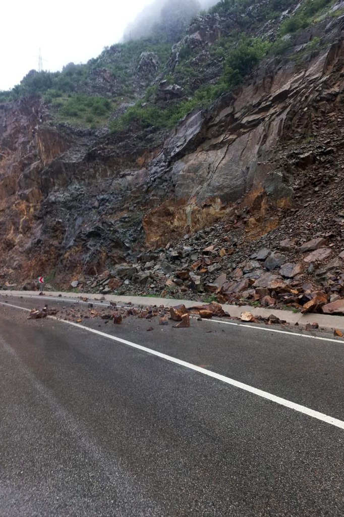 Ekmek yüklü minibüse dağdan kopan kayalar çarptı 9