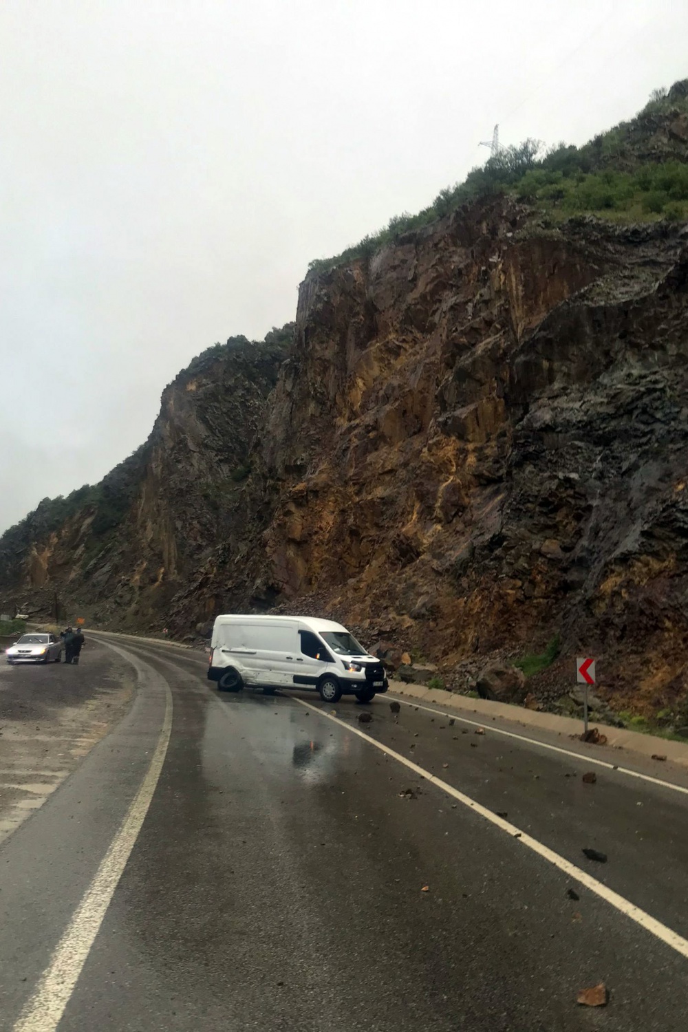 Ekmek yüklü minibüse dağdan kopan kayalar çarptı 6