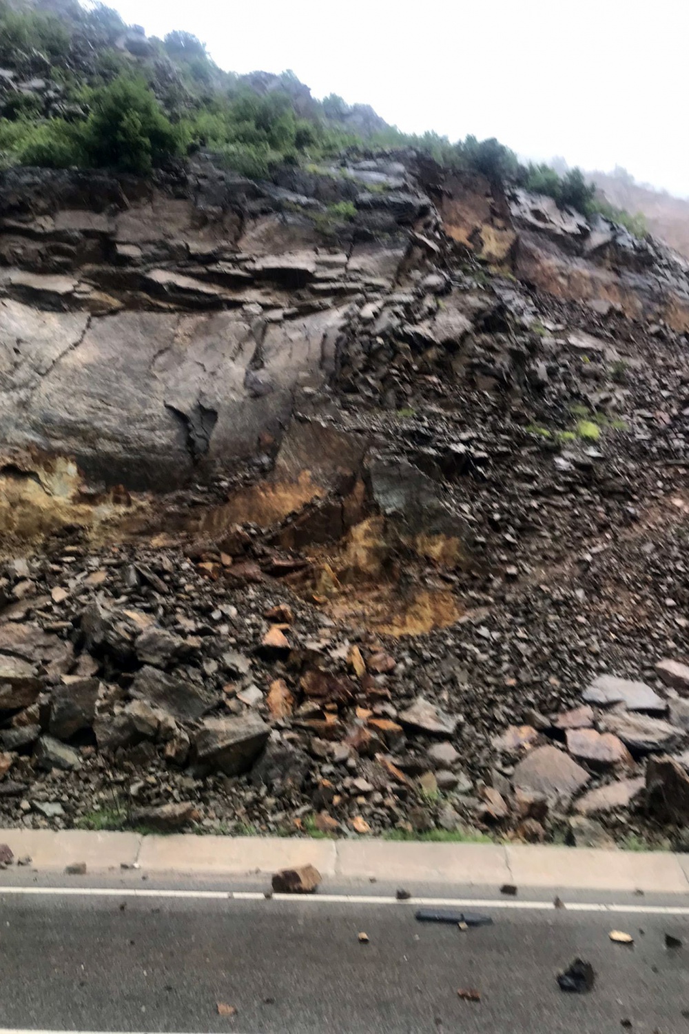 Ekmek yüklü minibüse dağdan kopan kayalar çarptı 10