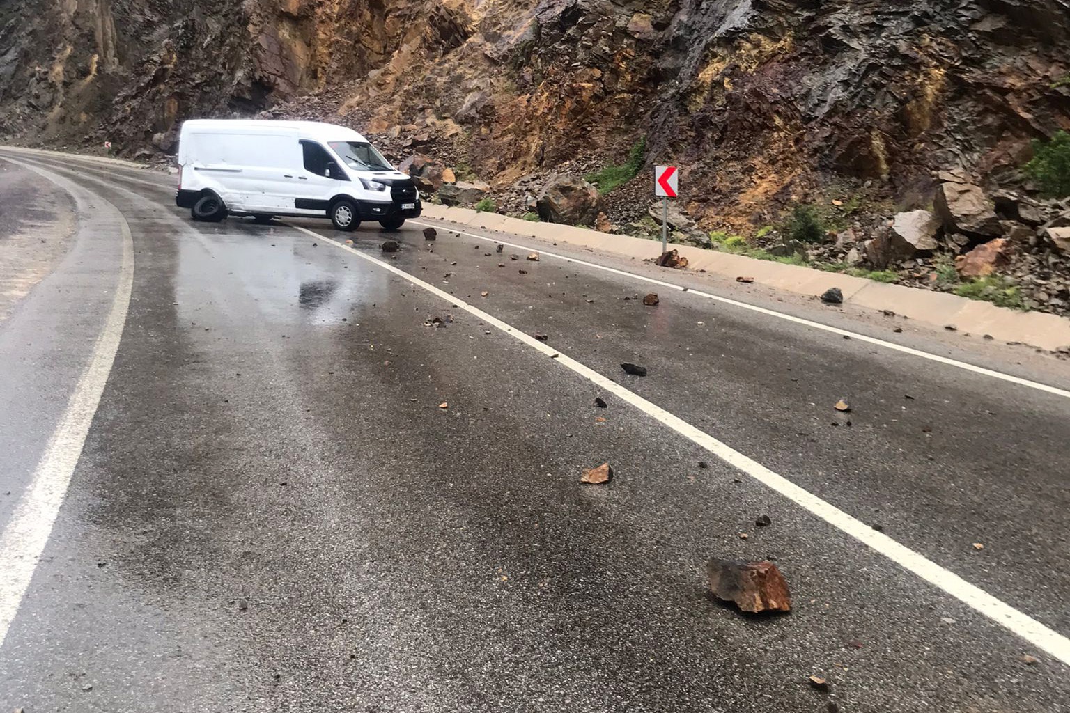 Ekmek yüklü minibüse dağdan kopan kayalar çarptı 8