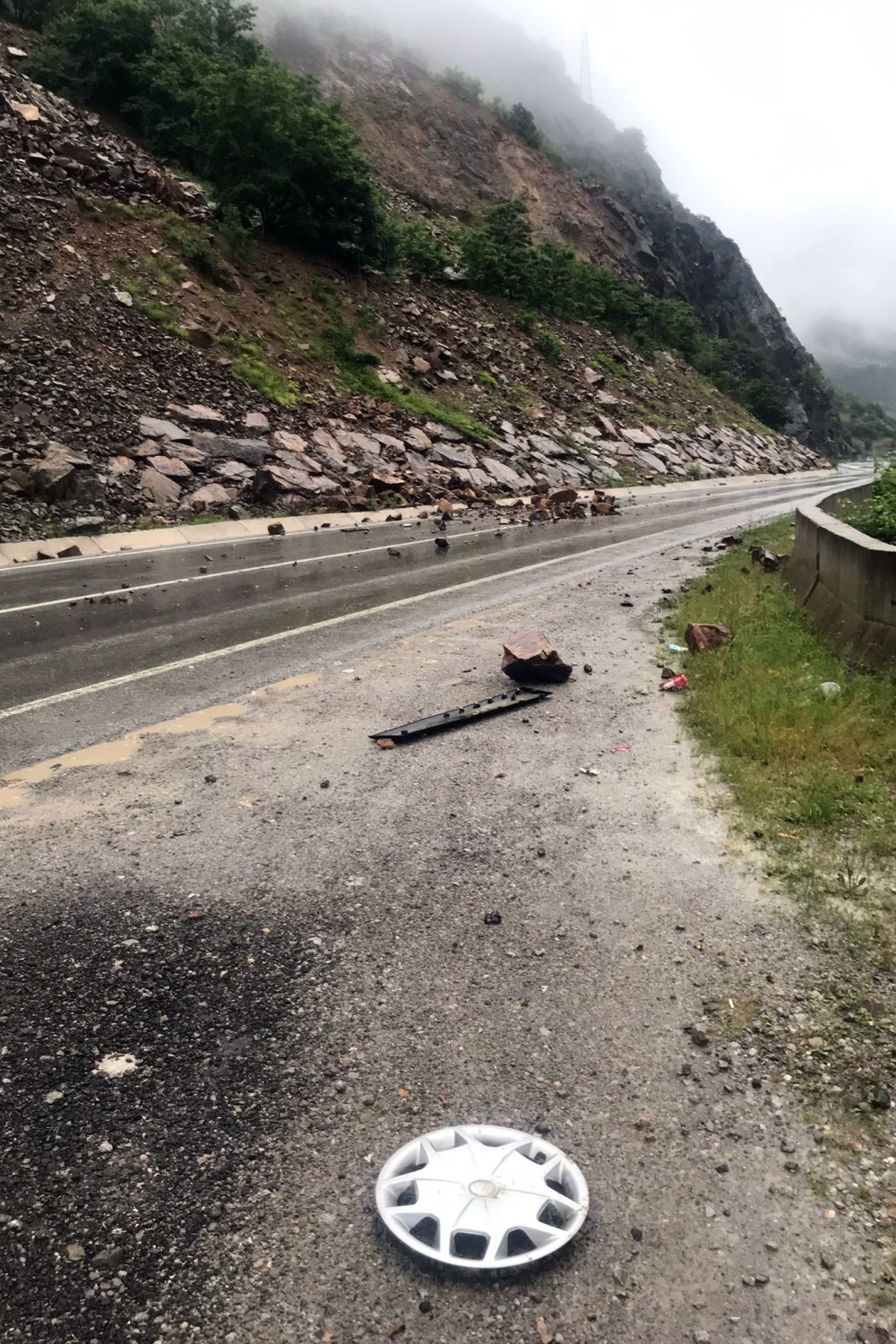 Ekmek yüklü minibüse dağdan kopan kayalar çarptı 12