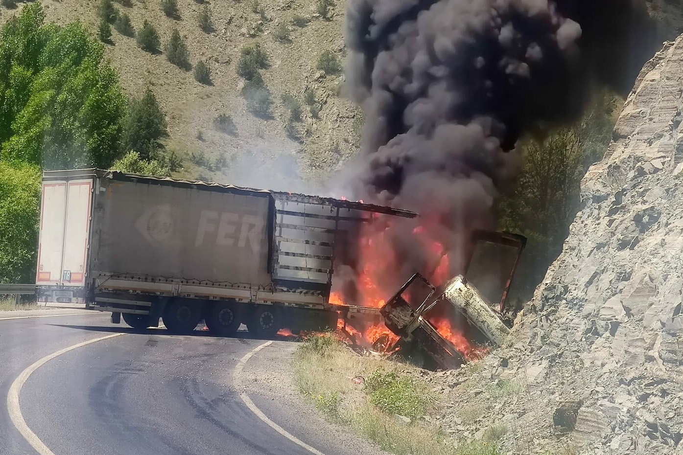 Kaza yapan tır alev alev yandı 2