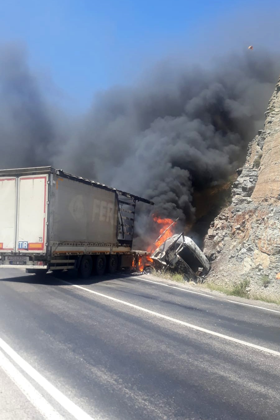 Kaza yapan tır alev alev yandı 3