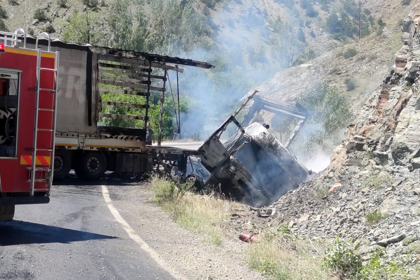 Kaza yapan tır alev alev yandı 5
