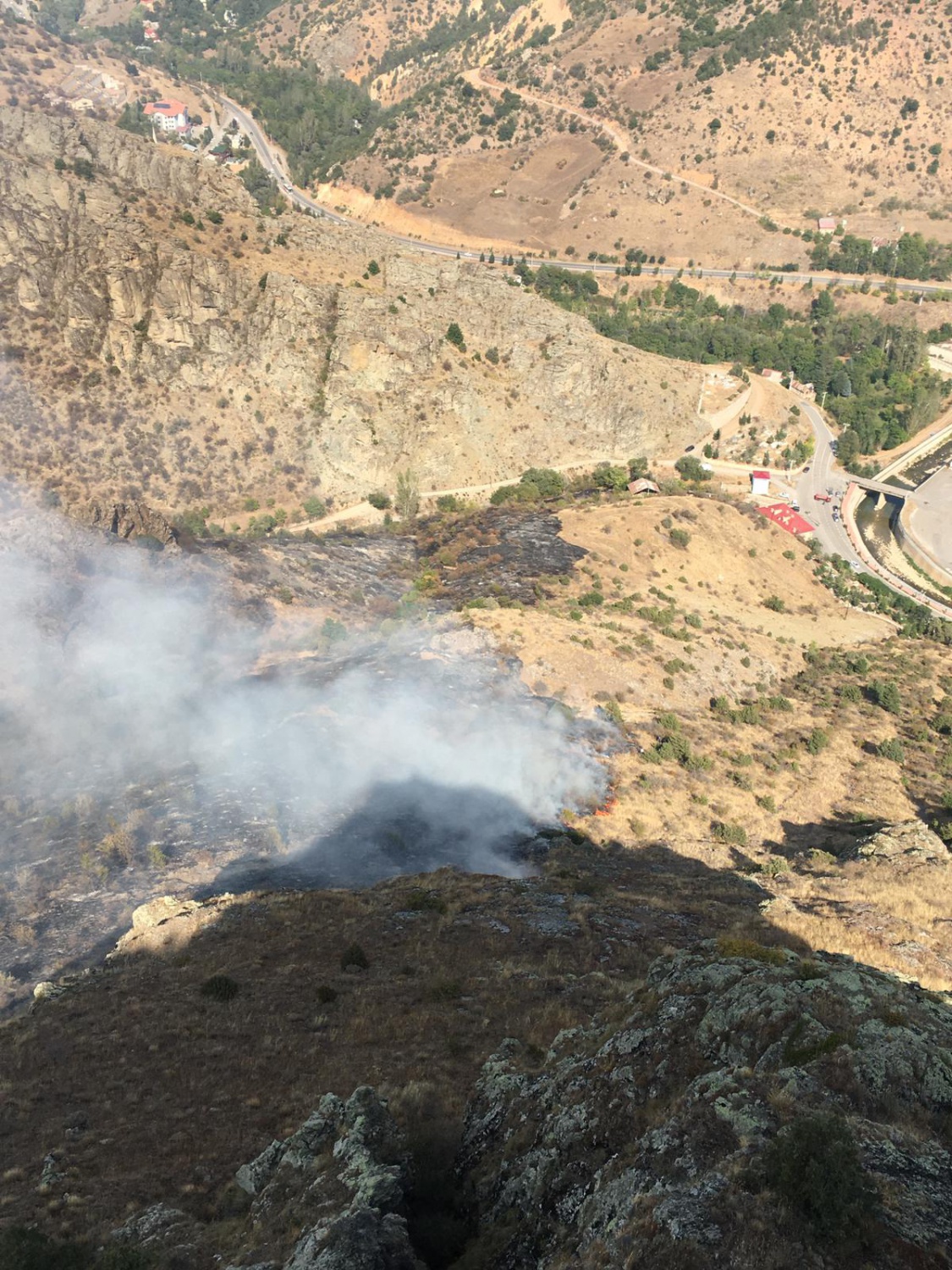 Gümüşhane’de örtü yangını: 2 hektarlık alan küle döndü  17