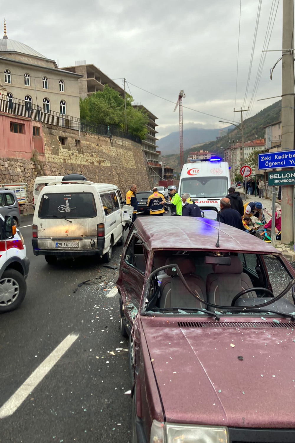 Gümüşhane’de 3 aracın karıştığı kazada 3 kişi yaralandı 6