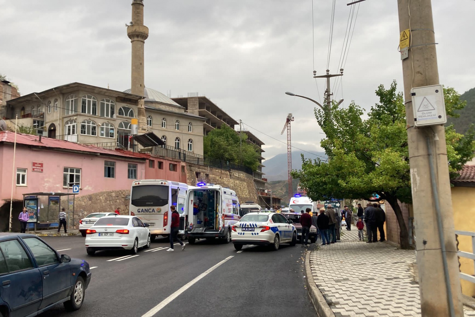 Gümüşhane’de 3 aracın karıştığı kazada 3 kişi yaralandı 4