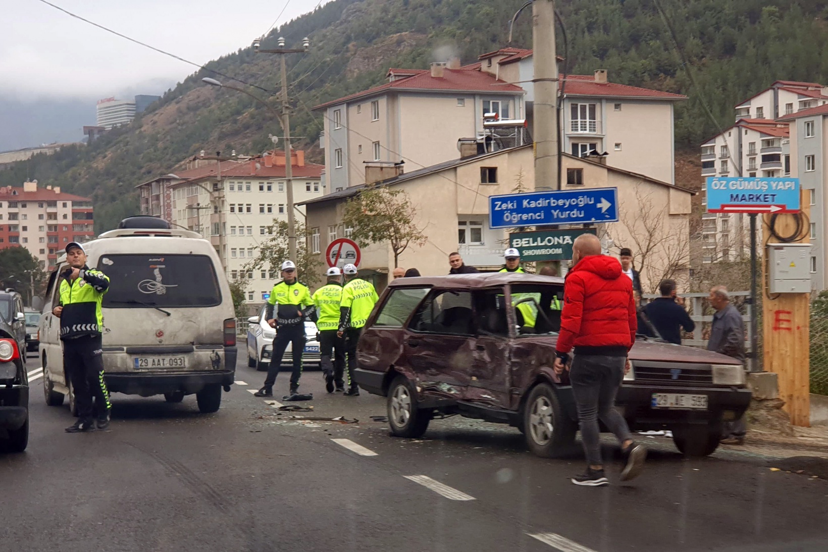 Gümüşhane’de 3 aracın karıştığı kazada 3 kişi yaralandı 5