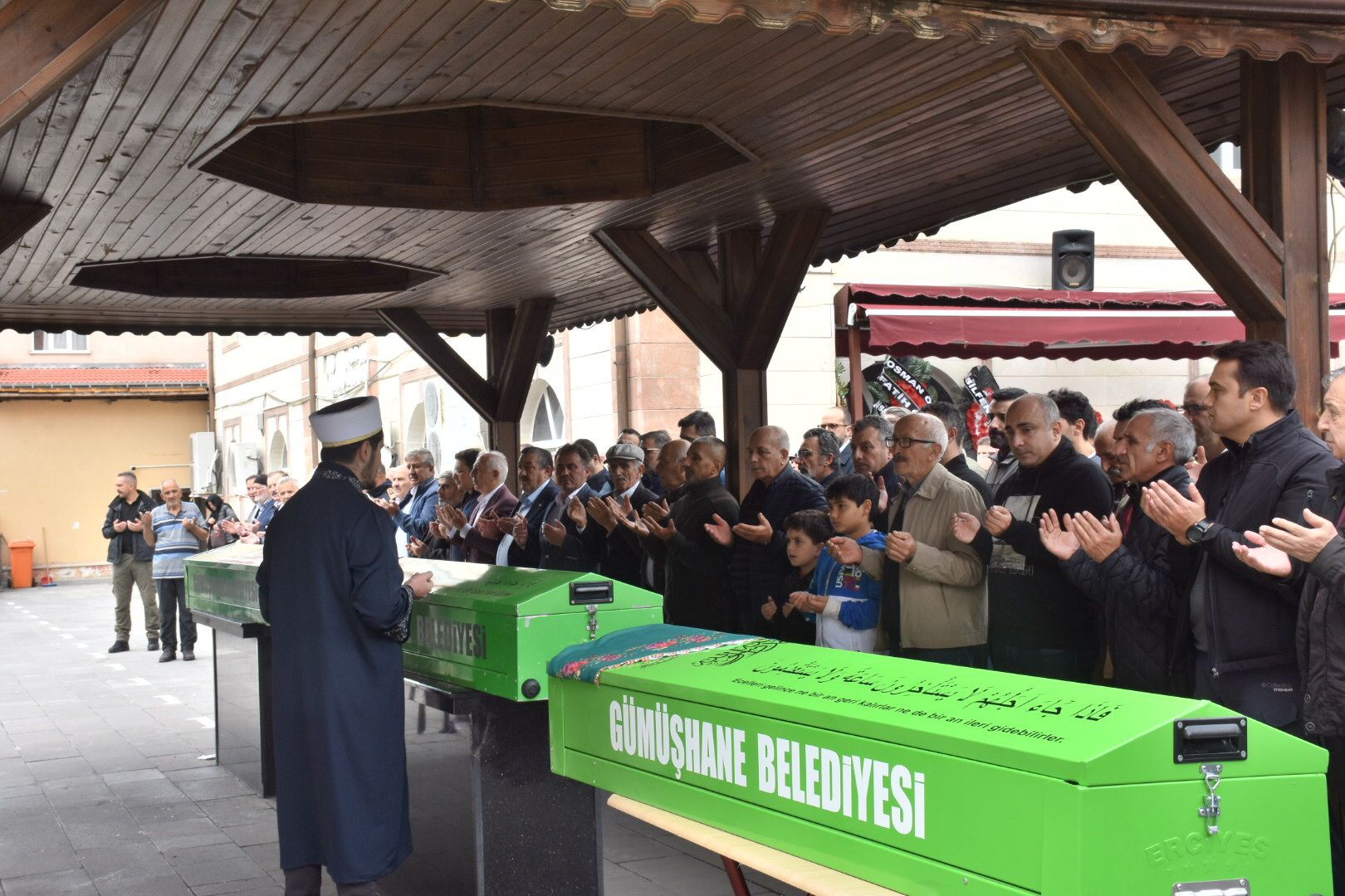 Gözyaşlarıyla son yolculuklarına uğurlandılar 10