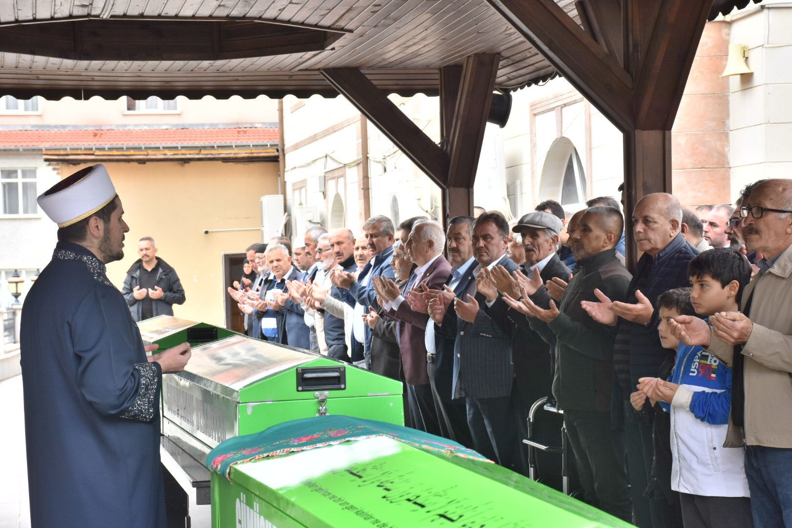 Gözyaşlarıyla son yolculuklarına uğurlandılar 23