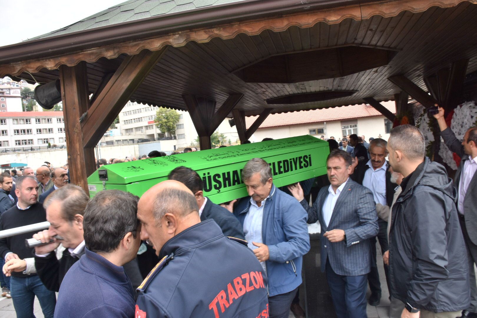 Gözyaşlarıyla son yolculuklarına uğurlandılar 14