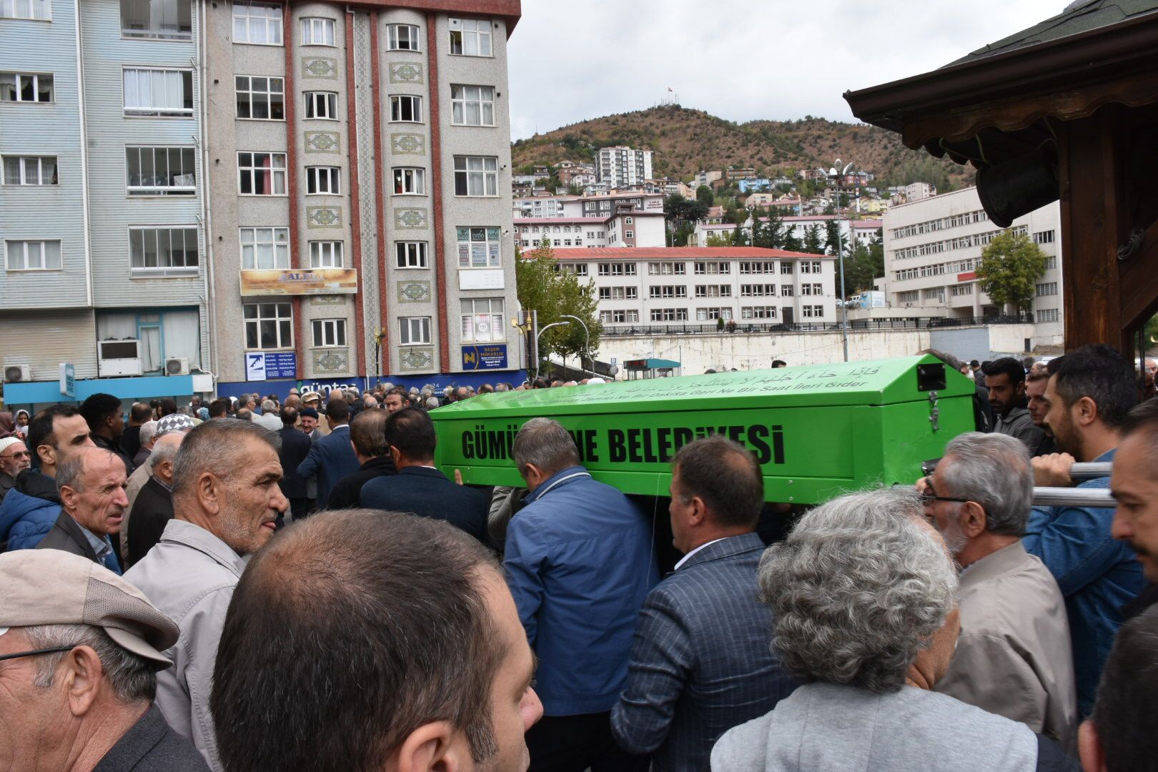 Gözyaşlarıyla son yolculuklarına uğurlandılar 19