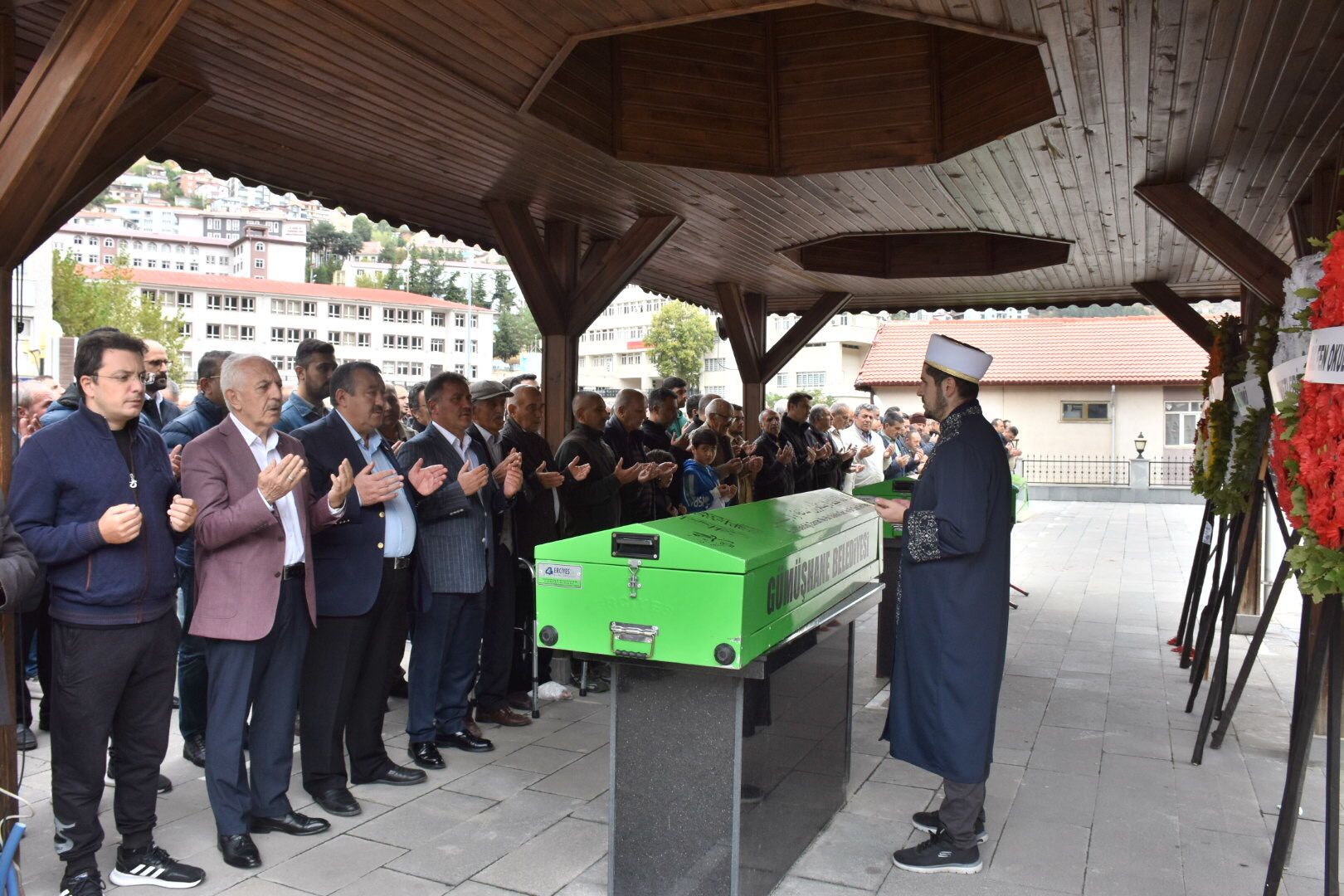 Gözyaşlarıyla son yolculuklarına uğurlandılar 21