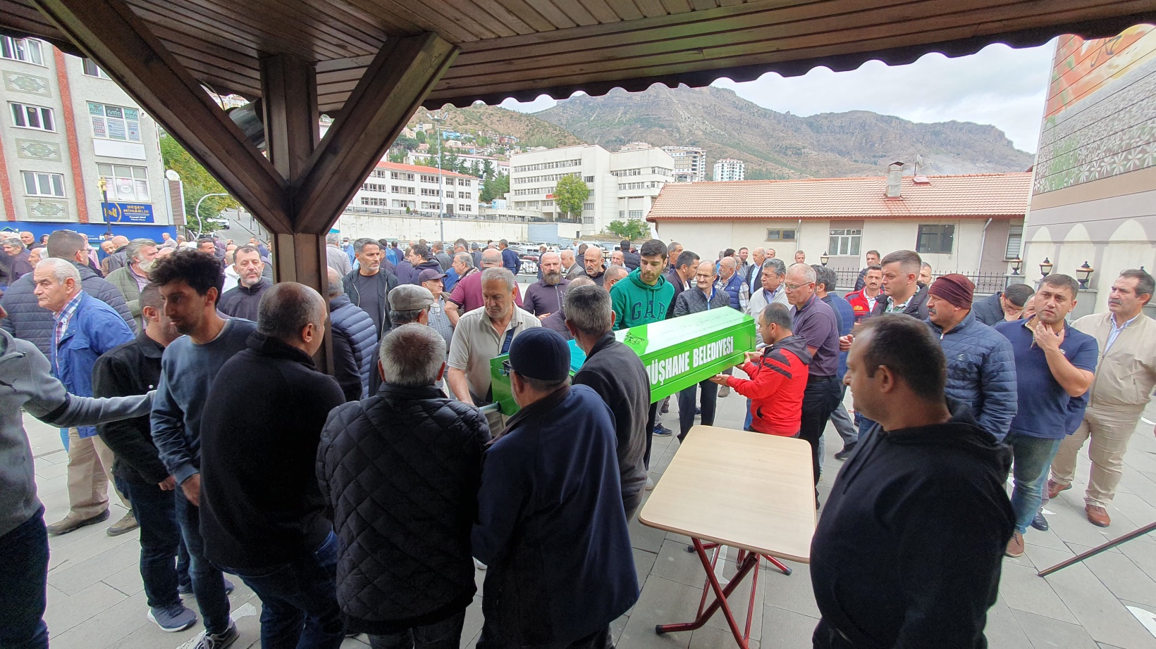 Gözyaşlarıyla son yolculuklarına uğurlandılar 11