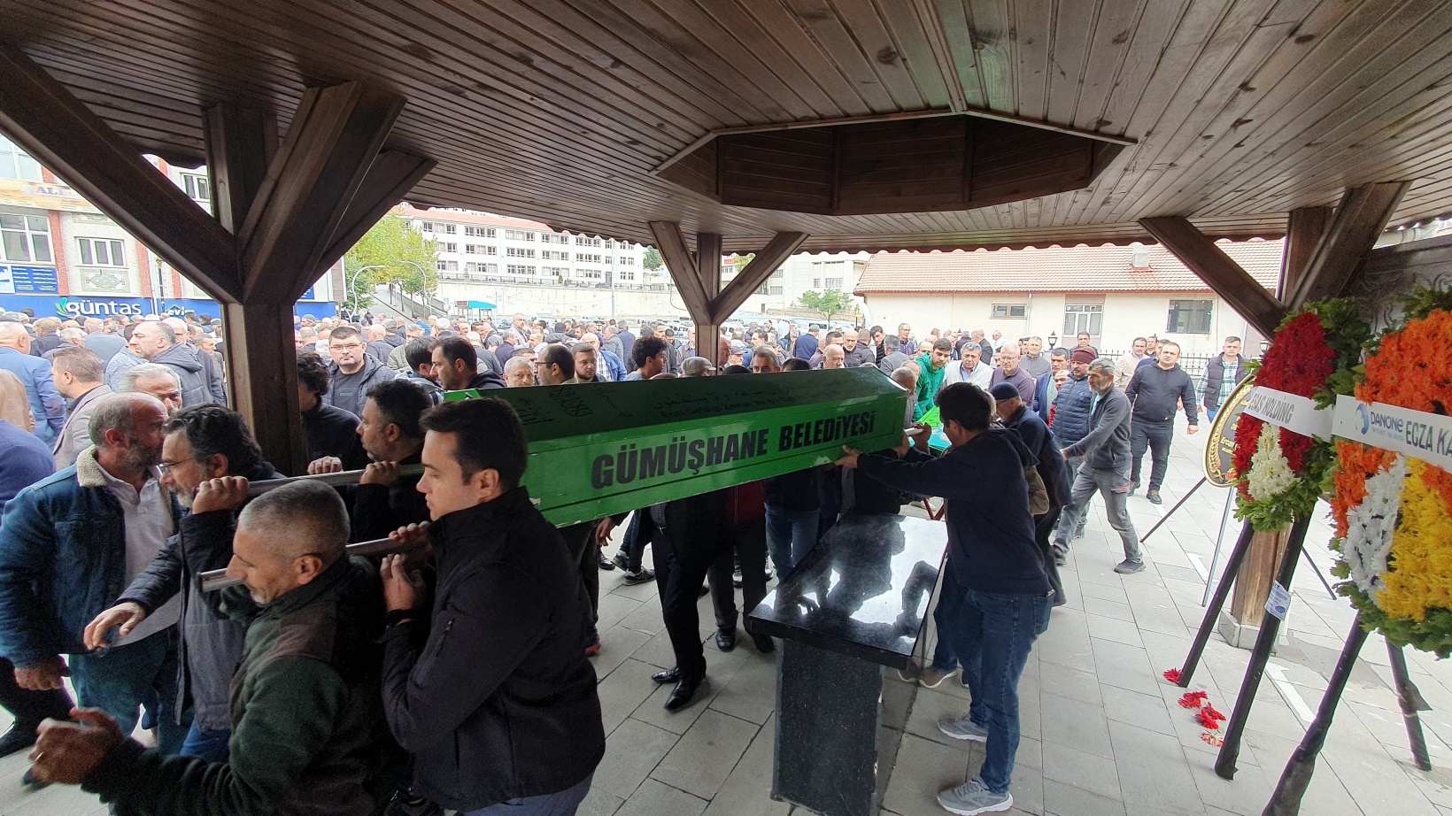 Gözyaşlarıyla son yolculuklarına uğurlandılar 16