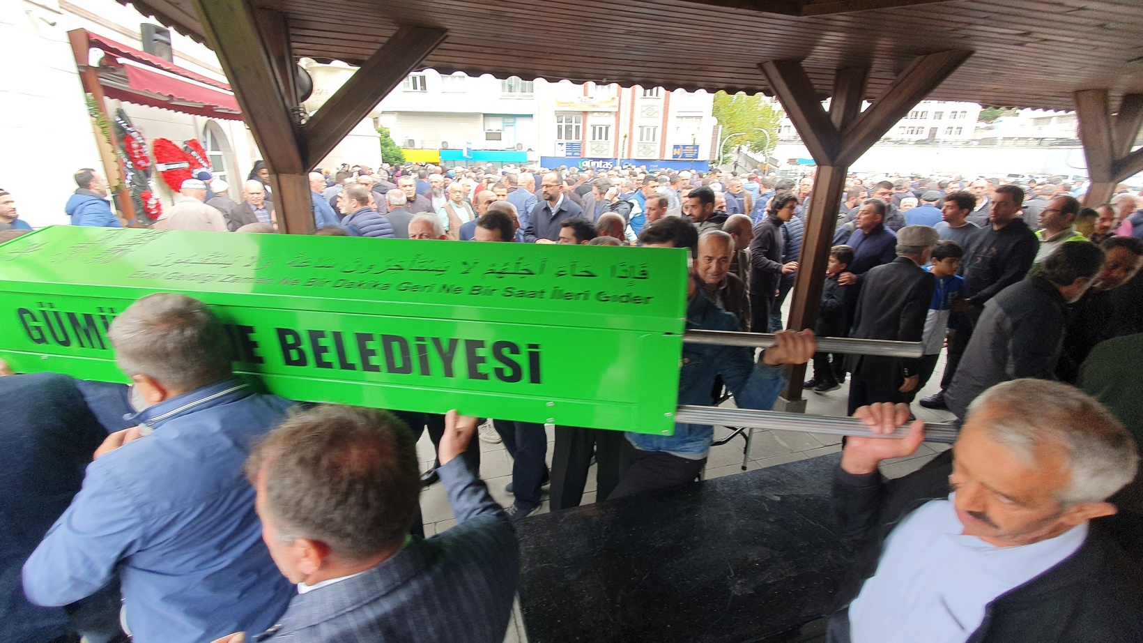 Gözyaşlarıyla son yolculuklarına uğurlandılar 18