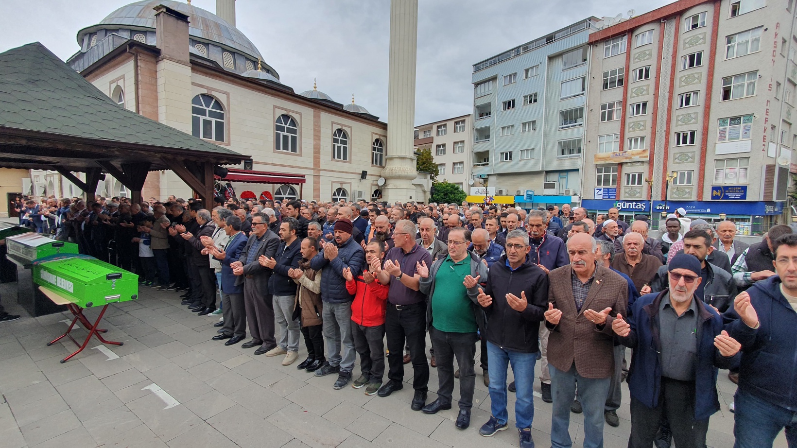 Gözyaşlarıyla son yolculuklarına uğurlandılar 12