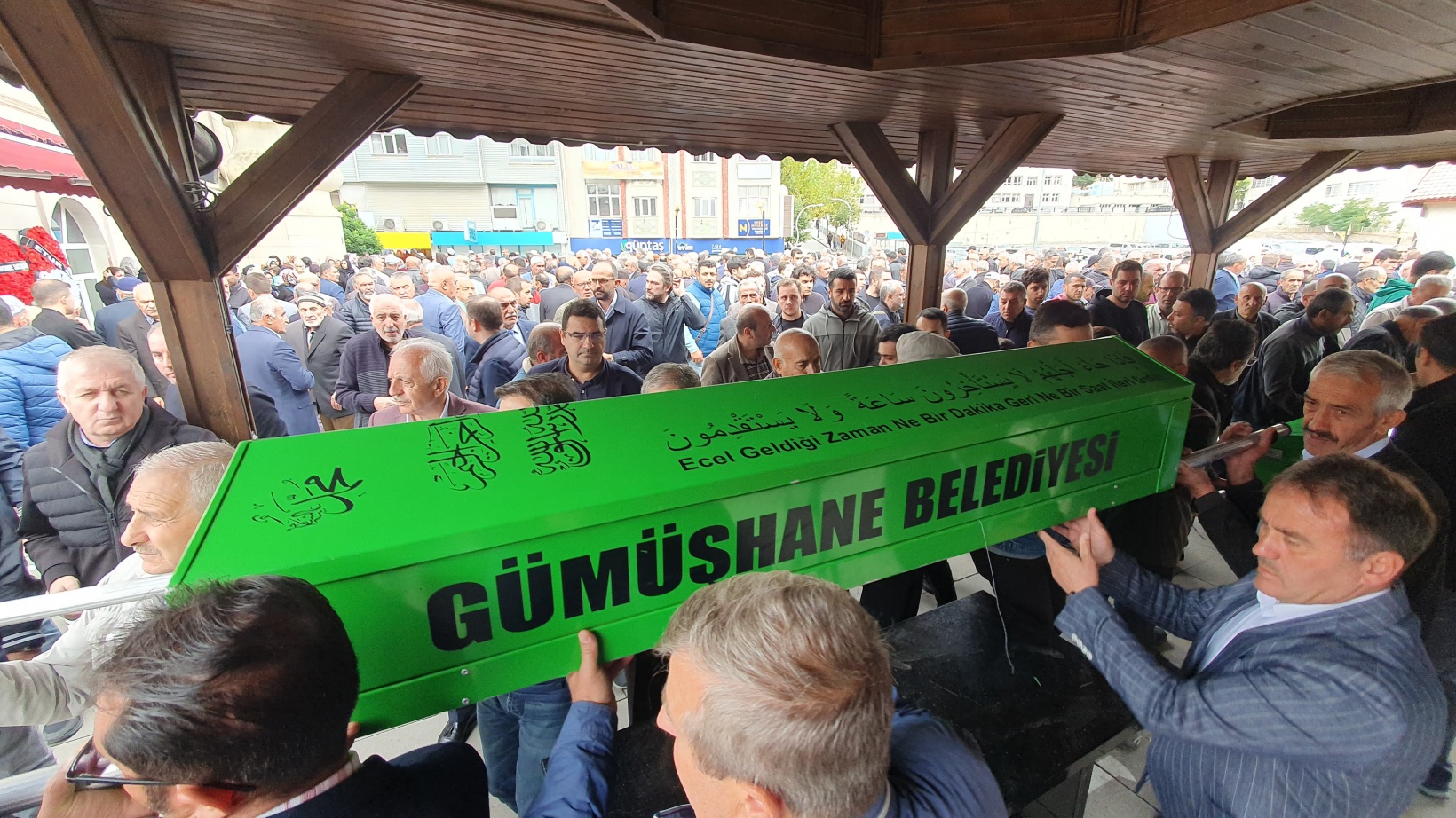 Gözyaşlarıyla son yolculuklarına uğurlandılar 20