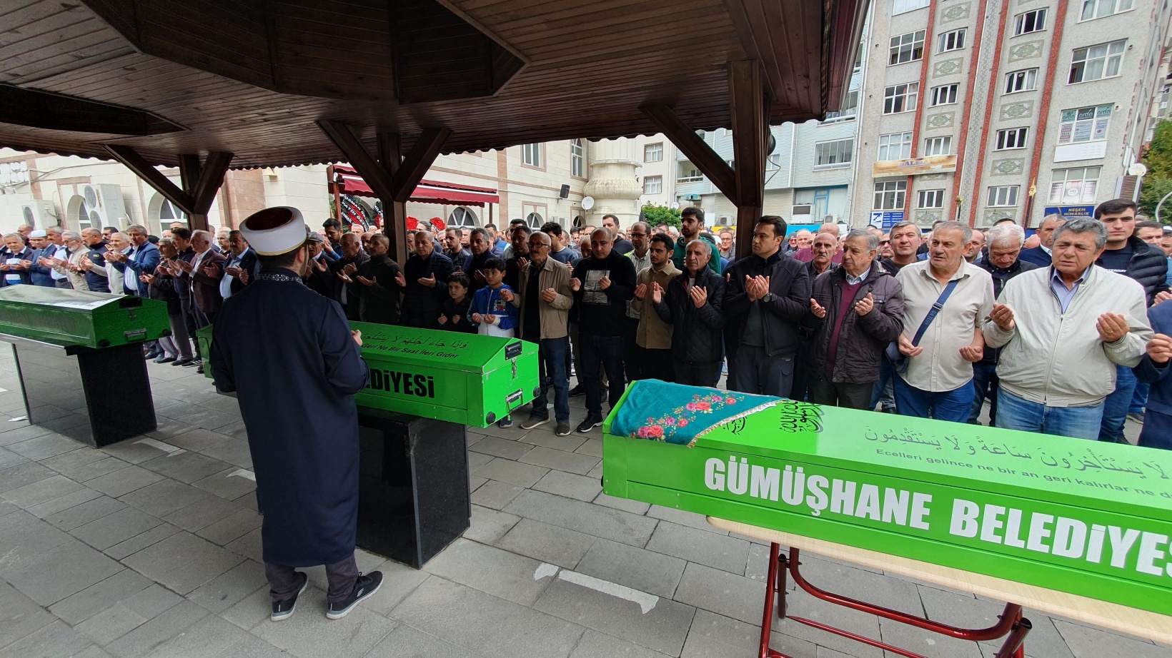 Gözyaşlarıyla son yolculuklarına uğurlandılar 15